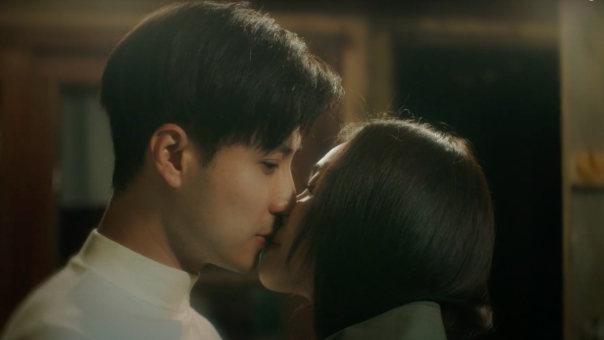 Thanh Sơn - Khả Ngân hôn nhau ngọt ngào trong MV mới